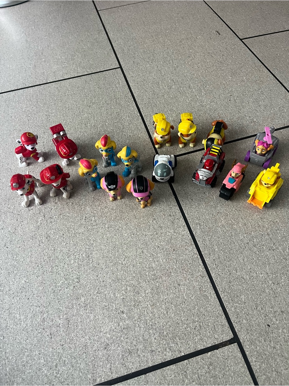 PAW Patrol Mini Figure and Vehicle Toy Set - Multi-Color 17 figures